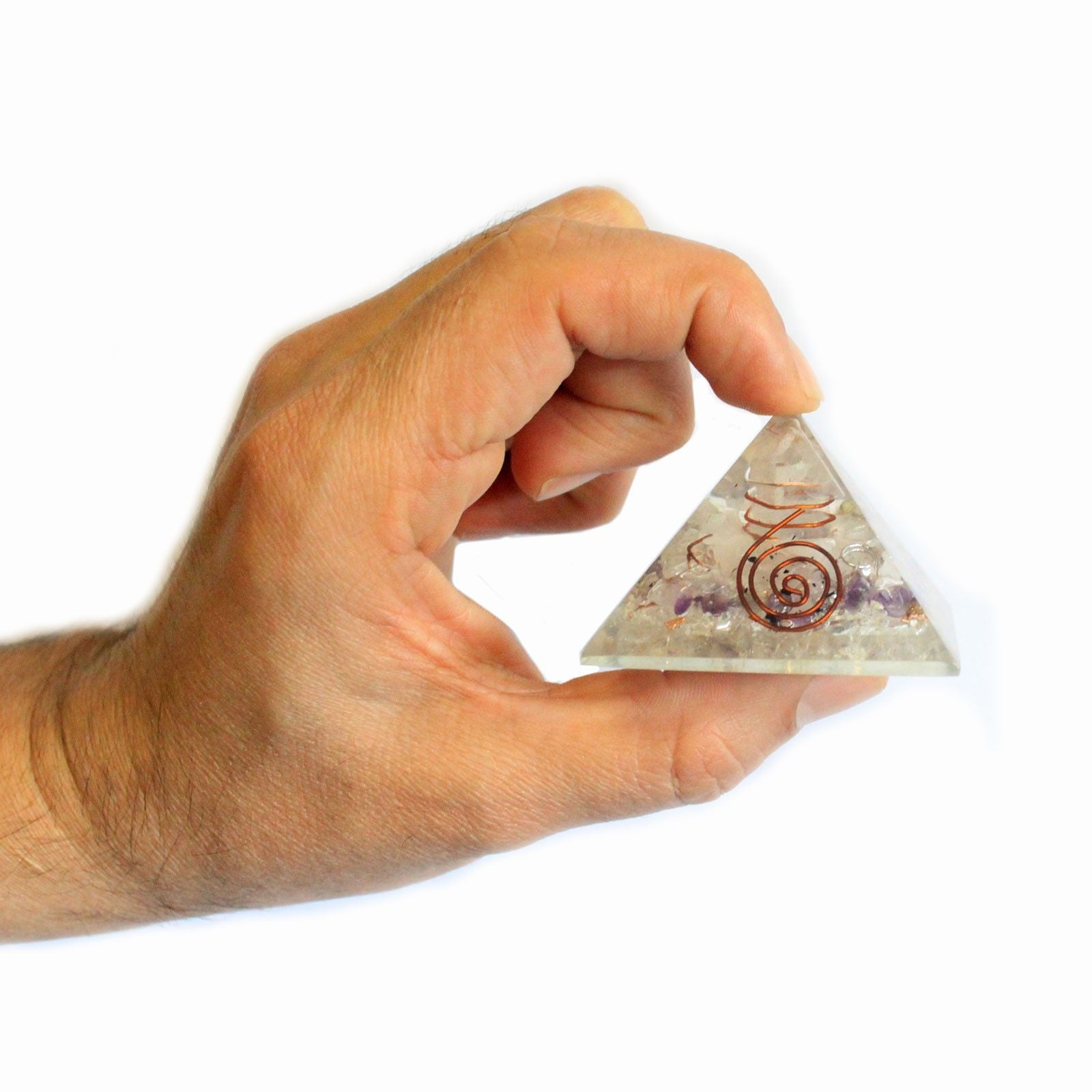 Taianomainen orgoniittipyramidi 55 mm jalokivillä ja kuparilla