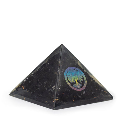Tyylikäs orgaaninen pyramidi mustasta turmaliinista ja elämän puun symbolilla - 5,5x4,5 cm