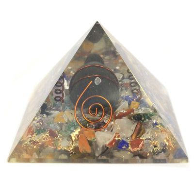 Keskikokoinen orgoniittipyramidi 60 mm jalokivilastuilla, kuparilla ja kilpikonnalla
