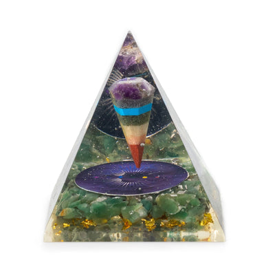 Keskikokoinen orgoniittipyramidi heilurilla ja vihreillä aventuriinilastuilla 7x6 cm