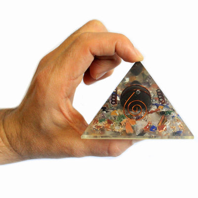 Keskikokoinen orgoniittipyramidi 60 mm jalokivilastuilla, kuparilla ja kilpikonnalla