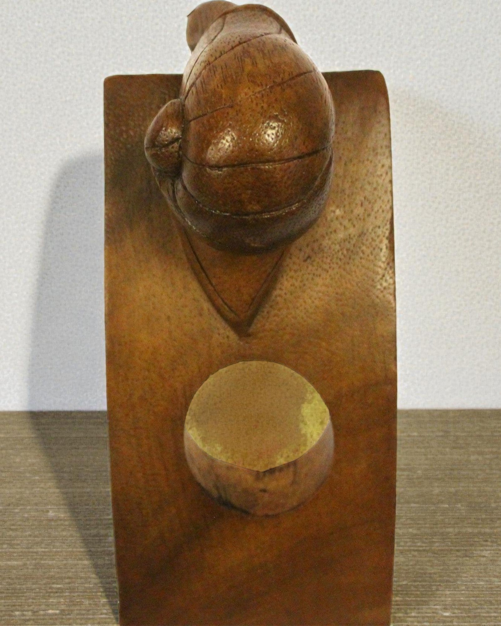 Viinimestarin etana – käsin veistetty, tasapainossa pysyvä viinipulloteline suar-puusta