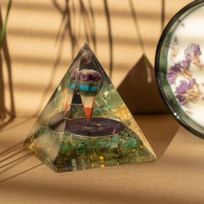 Keskikokoinen orgoniittipyramidi heilurilla ja vihreillä aventuriinilastuilla 7x6 cm