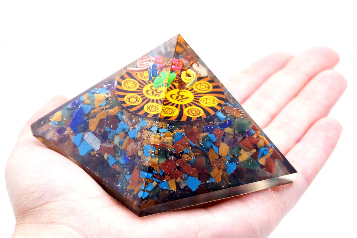 Orgaaninen pyramidi Om Chakra