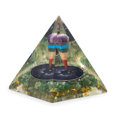 Keskikokoinen orgoniittipyramidi heilurilla ja vihreillä aventuriinilastuilla 7x6 cm