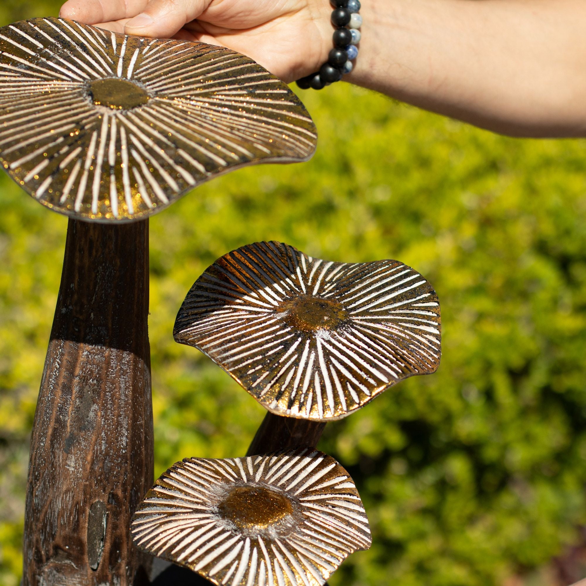 Suuri kultainen sieniveistos 32 cm – luonnollista puuta – ainutlaatuinen lahjakoriste – metsäinen, rustiikkinen ja moderni tyyli