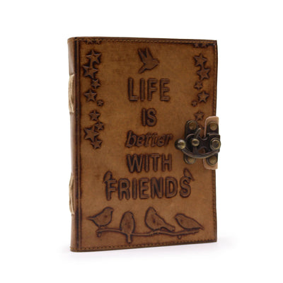 Ystävyyden muistikirja - Nahkainen lintuaiheinen päiväkirja vaaleanruskeana - 7x5" - Täydellinen lahja läheisille, painettu teksti "Life is Better with Friends" - 100 tyhjää sivua, vintage-lukko, kompakti koko