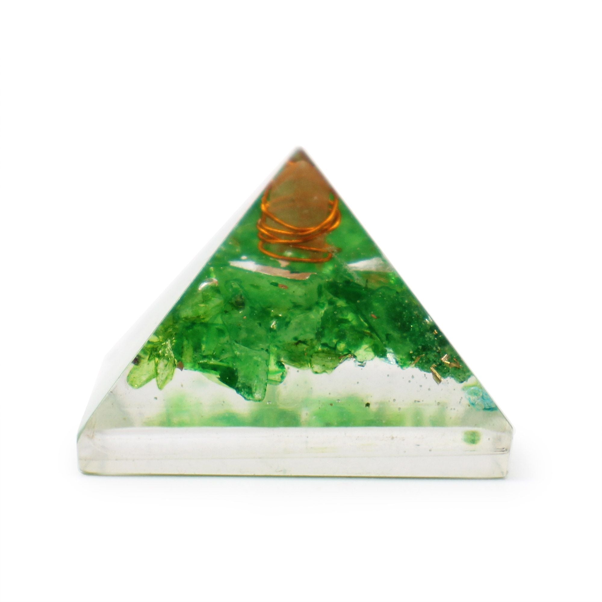 Pieni orgaaninen pyramidi 25 mm vihreillä jalokivillä ja kuparilla