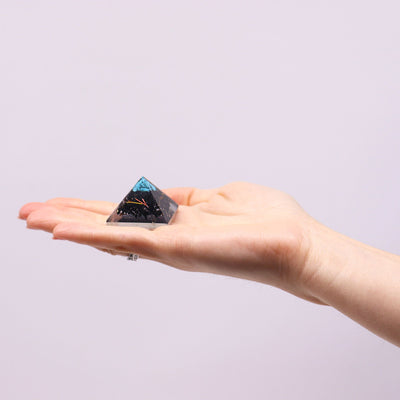 Pieni orgaaninen pyramidi 25 mm vihreillä jalokivillä ja kuparilla