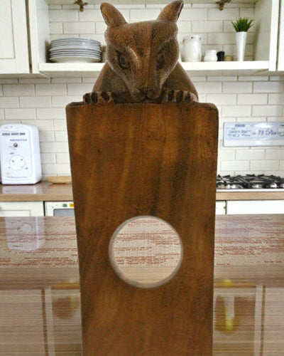 Metsätasapaino – veistetty tasapainottava viinipulloteline hiiren kera