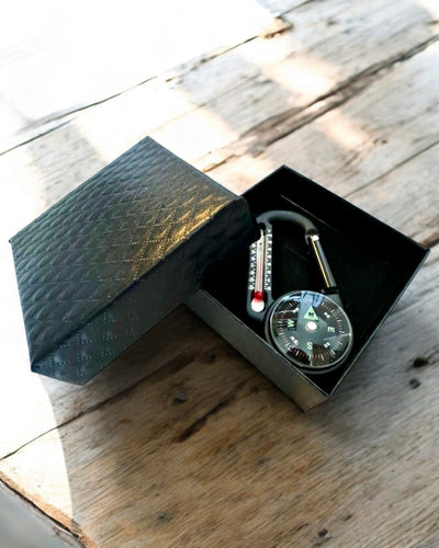 Karabiinikompassi lämpömittarilla, avaimenperä - kaiverrusmahdollisuus