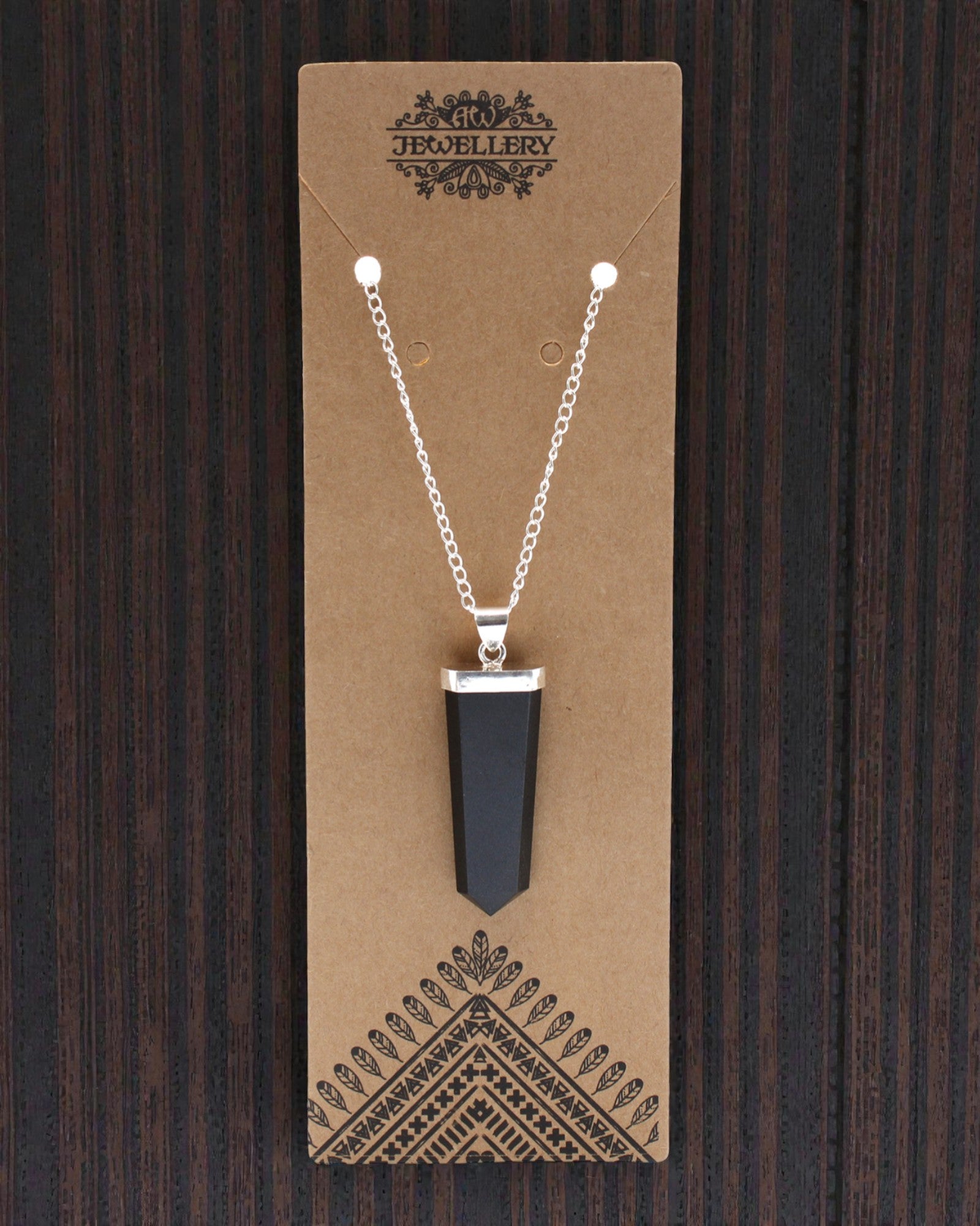 Obsidian Ray – litteä riipus mustasta akaatista kristallihiotuna