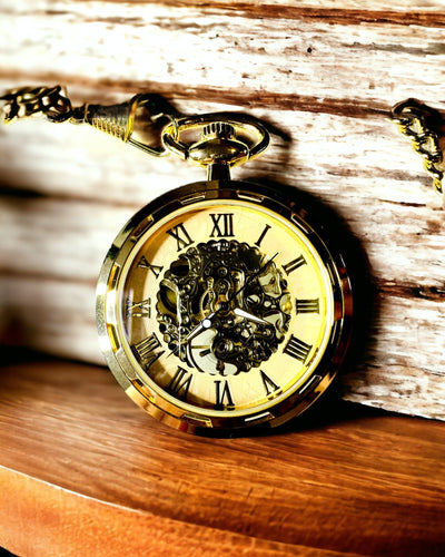 Retro Taskukello – Mekaaninen Luksus Vintage-tyyliin, kultainen väri, personointi kaiverruksella