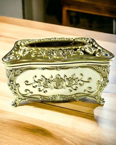 Tyylikäs nenäliinaboksi kohokuvioiduilla kukilla - lautasliinateline