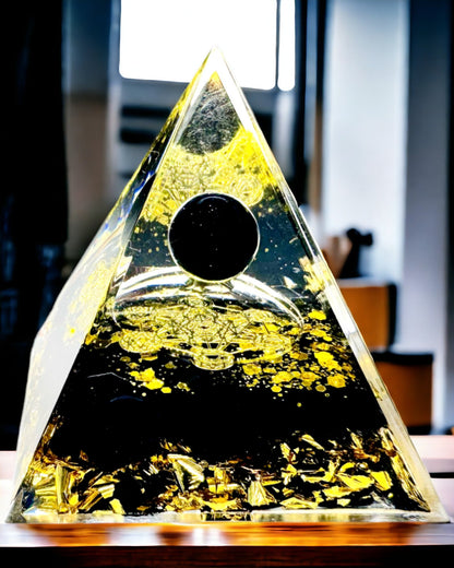 Ametistikristallipyramidi - Tuo positiivista energiaa ja tukee meditaatiota. Väri kulta - musta