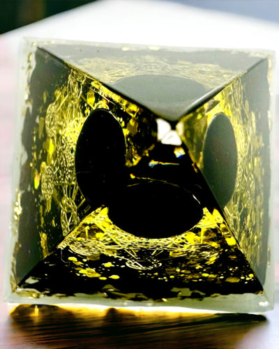 Ametistikristallipyramidi - Tuo positiivista energiaa ja tukee meditaatiota. Väri kulta - musta