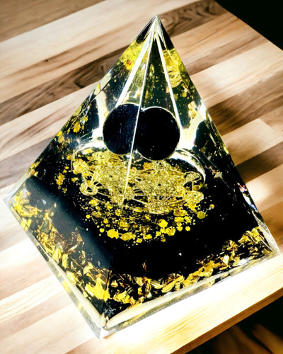 Ametistikristallipyramidi - Tuo positiivista energiaa ja tukee meditaatiota. Väri kulta - musta