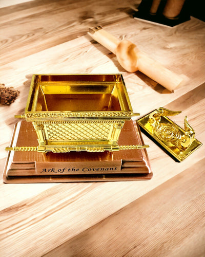 Majesteettinen Liitonarkki Minikokoisena Kultakehyksessä 11,2 x 5,8 x 7,3 cm - Eksklusiivinen arkki, Kultainen Koriste