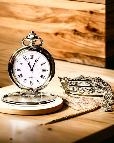 Klassinen taskukello roomalaisilla numeroilla ja ketjulla, kvartsikoneisto, teräksen kiilto - hopeanvärinen