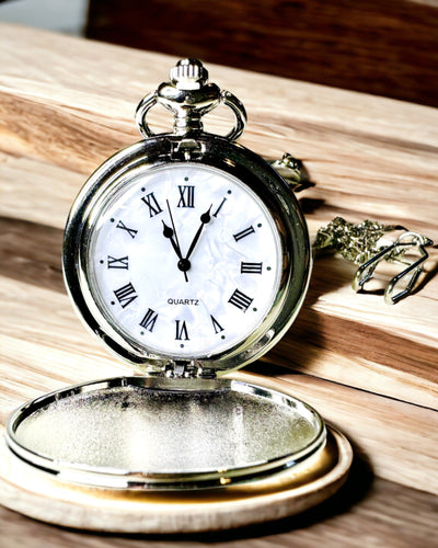 Klassinen taskukello roomalaisilla numeroilla ja ketjulla, kvartsikoneisto, teräksen kiilto - hopeanvärinen