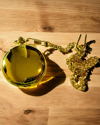 Klassinen taskukello, jossa on kaksoiskansi, manuaalinen, kultainen väri, kaiverruksella