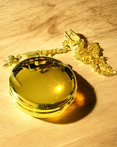 Klassinen taskukello, jossa on kaksoiskansi, manuaalinen, kultainen väri, kaiverruksella