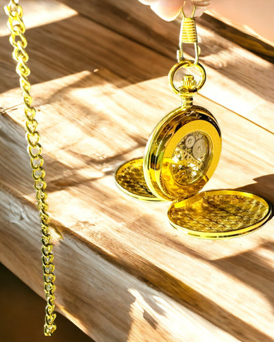 Klassinen taskukello, jossa on kaksoiskansi, manuaalinen, kultainen väri, kaiverruksella