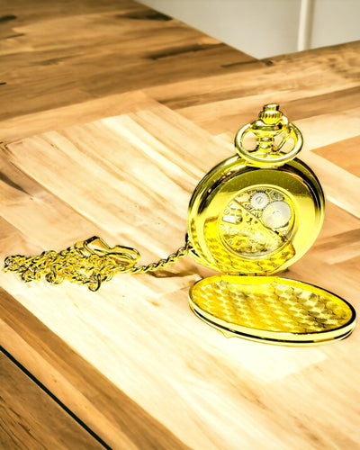 Klassinen taskukello, jossa on kaksoiskansi, manuaalinen, kultainen väri, kaiverruksella