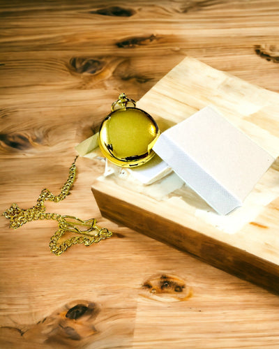 Klassinen taskukello, jossa on kaksoiskansi, manuaalinen, kultainen väri, kaiverruksella