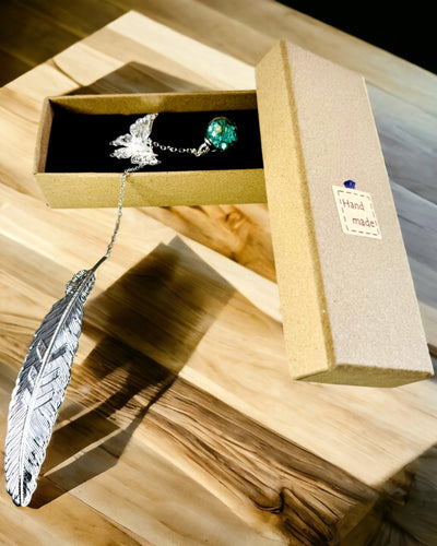 Luova Retrotyylinen Kirjanmerkki Höyhen- ja Perhosaiheella – Tyylikäs Mainoslahja, Hopea/Sininen