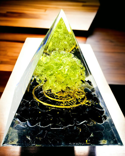 Orgoniittinen Reiki-pyramidi luonnonkiteillä - Koristeellinen symboli chakrojen energian tasapainolle