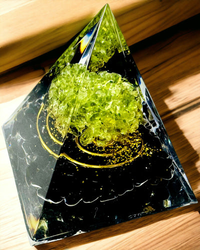 Orgoniittinen Reiki-pyramidi luonnonkiteillä - Koristeellinen symboli chakrojen energian tasapainolle