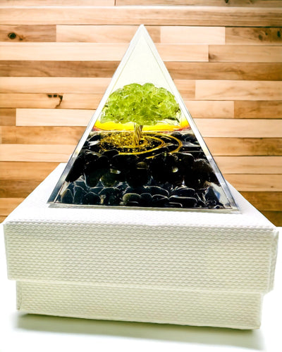 Orgoniittinen Reiki-pyramidi luonnonkiteillä - Koristeellinen symboli chakrojen energian tasapainolle