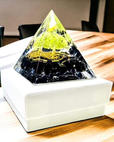 Orgoniittinen Reiki-pyramidi luonnonkiteillä - Koristeellinen symboli chakrojen energian tasapainolle