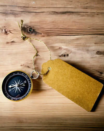 Kompakti Navigointikompassi Metalliviimeistelyllä – Jokaisen Matkailijan Välttämättömyys, kaiverruksella