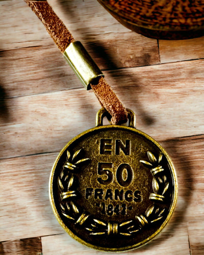 Retro Tummanruskea Nahkainen Penaali Aarre Kartta -teemalla - Tyylikäs Laukku Kirjoitusvälineiden Aarteiden Säilytykseen