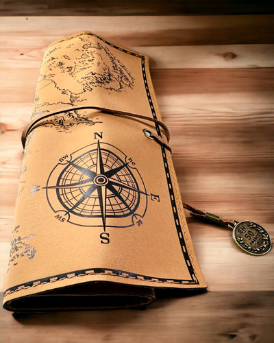 Retro Vaaleanruskea - matta, nahkainen Matkailijan Tyylinen Penaali Maailmankartalla – Käytännöllinen ja Tilava. Personointi kaiverruksella.