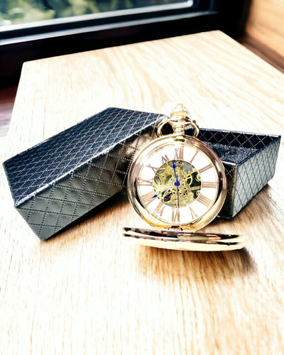 Vintage-tyylinen taskukello läpinäkyvällä kellotaululla ja luurankokoneistolla