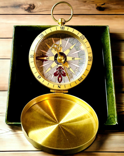 Retrotyylinen navigointikompassi – Kannettava ja tarkka suunnanmääritysinstrumentti matkailijoille ja löytöretkeilijöille. Kaiverrus, personointi.