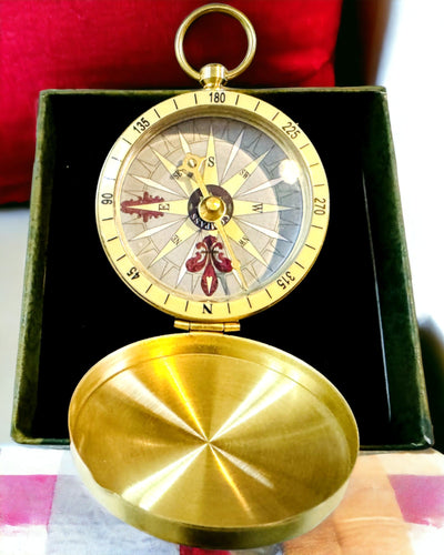 Retrotyylinen navigointikompassi – Kannettava ja tarkka suunnanmääritysinstrumentti matkailijoille ja löytöretkeilijöille. Kaiverrus, personointi.