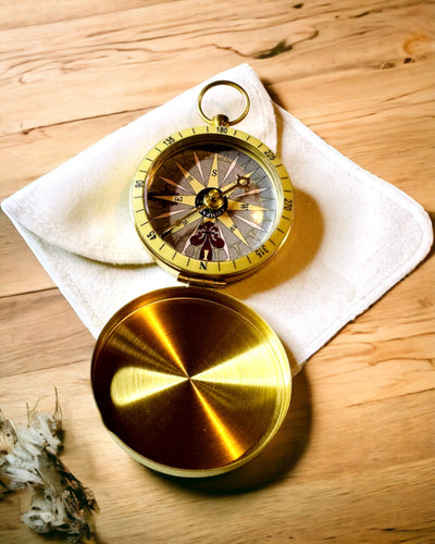 Retrotyylinen navigointikompassi – Kannettava ja tarkka suunnanmääritysinstrumentti matkailijoille ja löytöretkeilijöille. Kaiverrus, personointi.