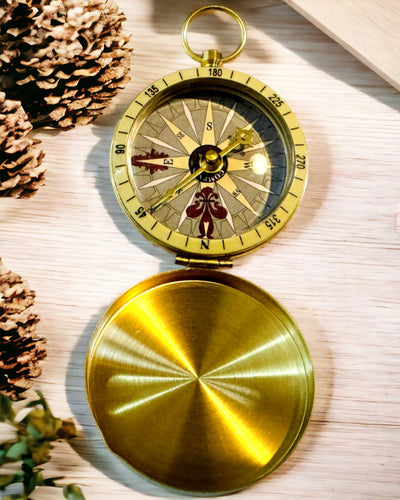 Retrotyylinen navigointikompassi – Kannettava ja tarkka suunnanmääritysinstrumentti matkailijoille ja löytöretkeilijöille. Kaiverrus, personointi.