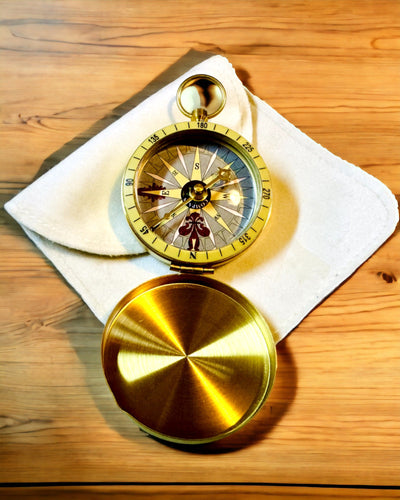 Retrotyylinen navigointikompassi – Kannettava ja tarkka suunnanmääritysinstrumentti matkailijoille ja löytöretkeilijöille. Kaiverrus, personointi.