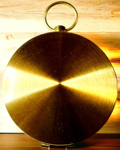 Retrotyylinen navigointikompassi – Kannettava ja tarkka suunnanmääritysinstrumentti matkailijoille ja löytöretkeilijöille. Kaiverrus, personointi.