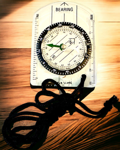 Matkakompassi "Seikkailijan Opas" - Läpinäkyvä, Mini Akryyli Ripustusnarulla ja Kartta-asteikolla, kaiverruksella