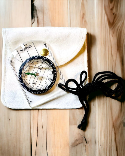 Matkakompassi "Seikkailijan Opas" - Läpinäkyvä, Mini Akryyli Ripustusnarulla ja Kartta-asteikolla, kaiverruksella