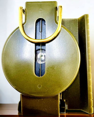 Korkean tarkkuuden vedenpitävä kompassi armeijan vihreässä värissä – Luotettava suunnistuksessa, kaiverrusmahdollisuus