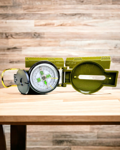 Korkean tarkkuuden vedenpitävä kompassi armeijan vihreässä värissä – Luotettava suunnistuksessa, kaiverrusmahdollisuus