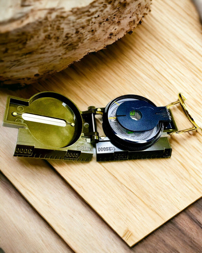 Korkean tarkkuuden vedenpitävä kompassi armeijan vihreässä värissä – Luotettava suunnistuksessa, kaiverrusmahdollisuus