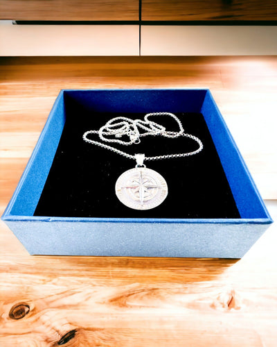 Kompassikaulakoru – Taottu Ruostumattomasta Teräksestä Valmistettu Koriste Miehille ja Naisille Kahdessa Värissä, kaiverruksella